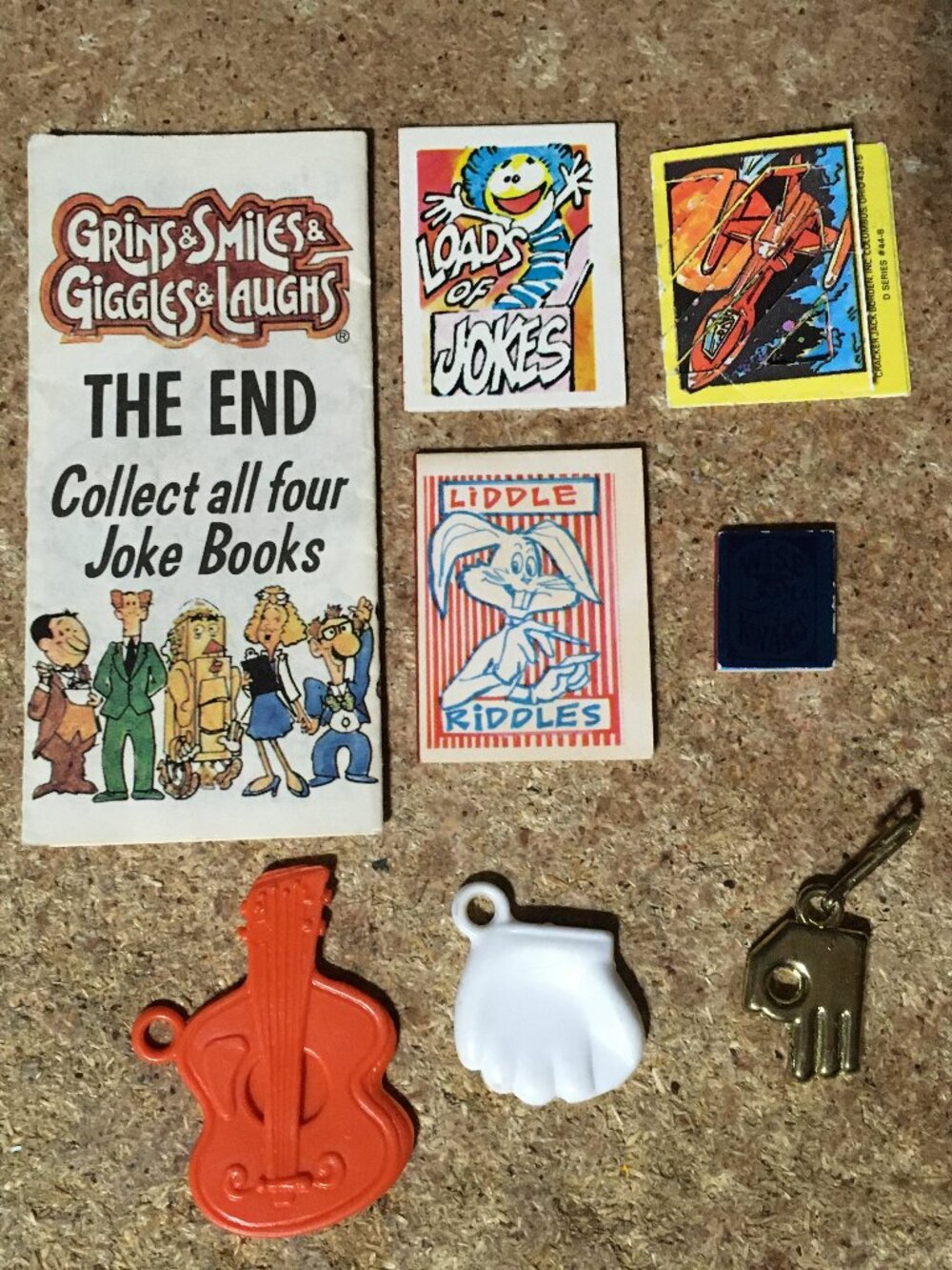 VINTAGE CRACKER JACK JOKE BOOKS AND CHARMS WISE KWAKS GUITAR LIDDLE RIDDLES